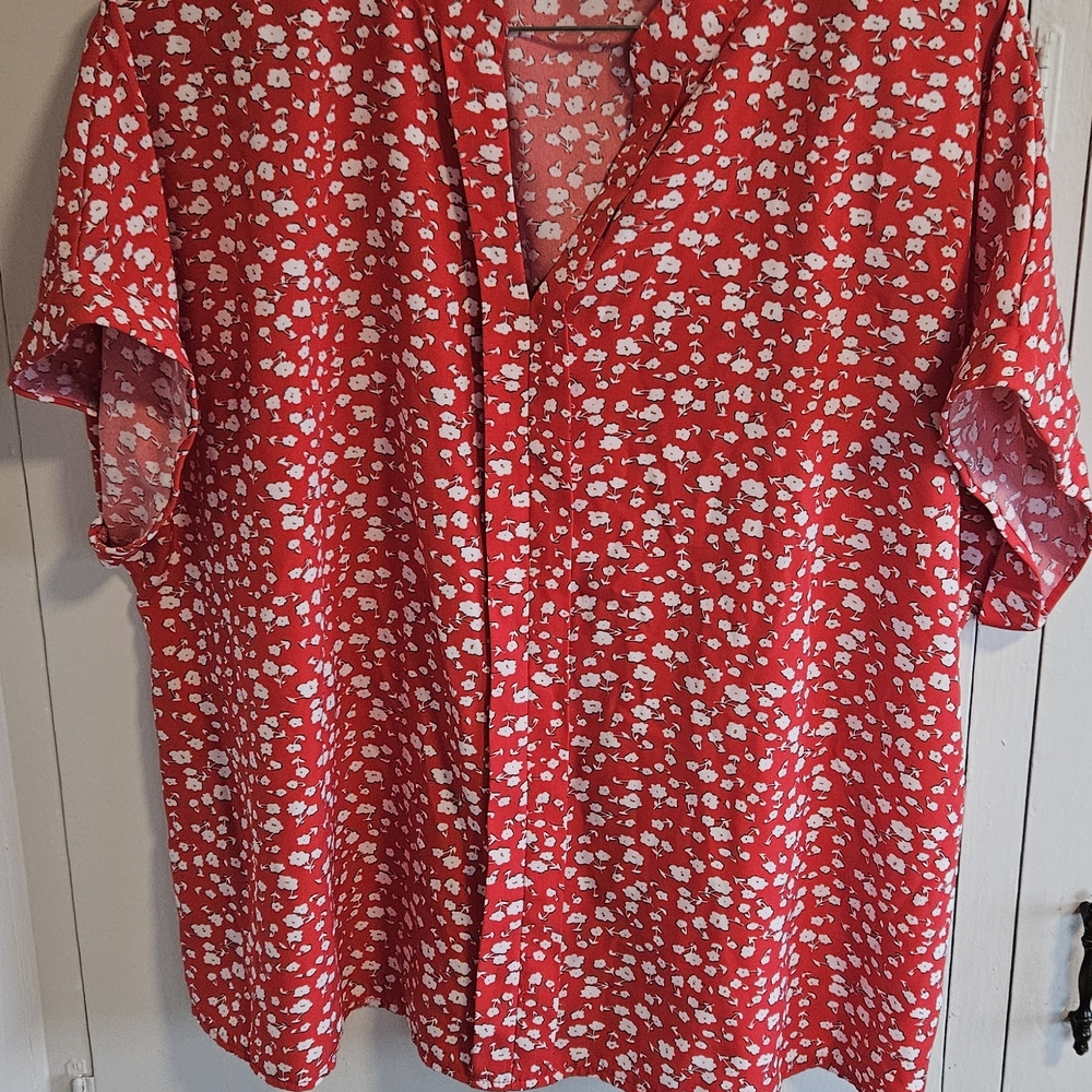 Red Floral Women's Short Sleeved Shirt Size XXL V Neck